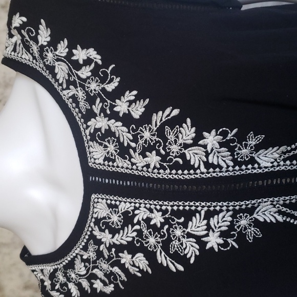 Time and Tru Black Top with White Embroidery Women's Size XL - Picture 2 of 14